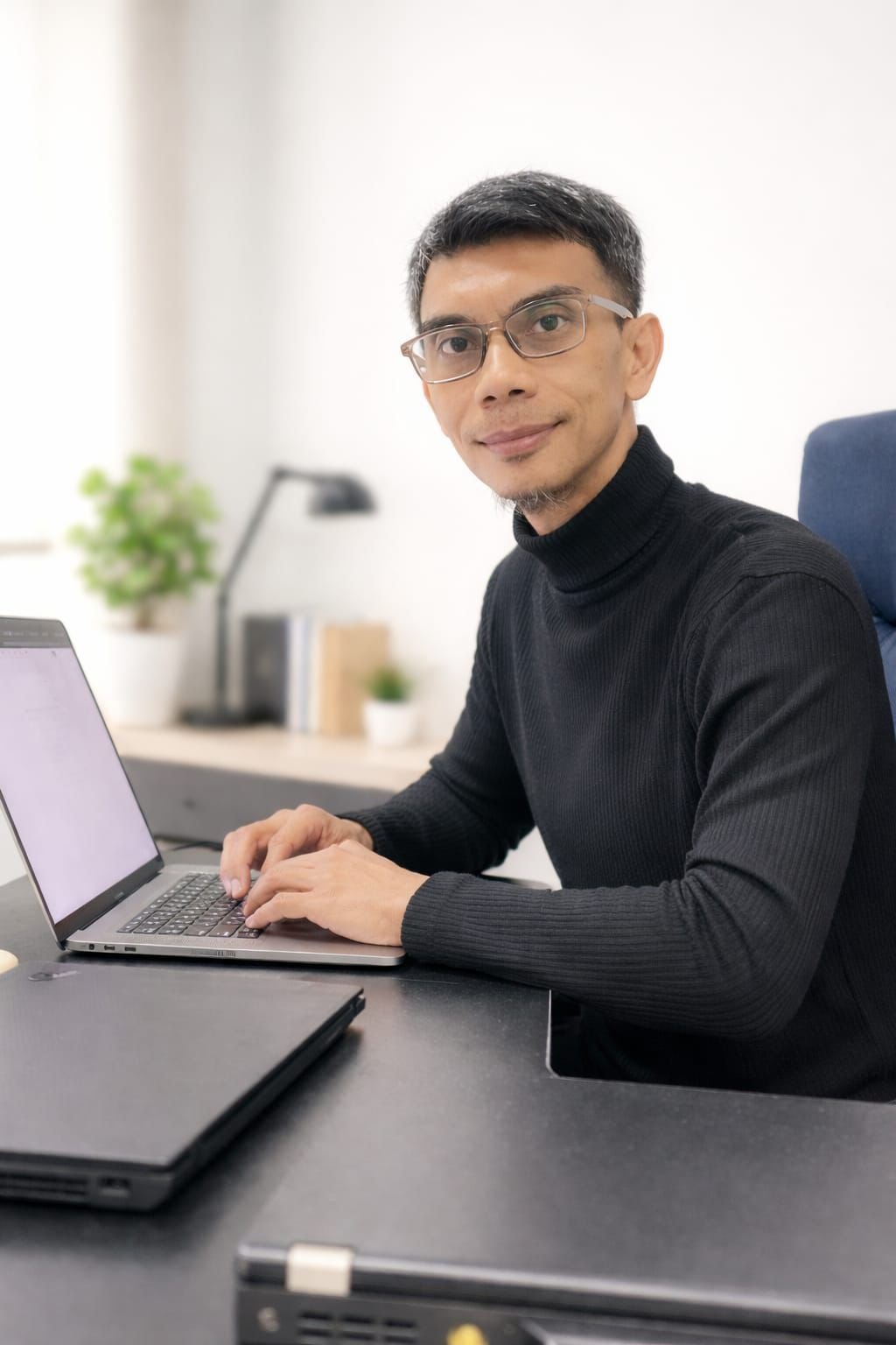 Founder Xavindo bekerja dengan laptop
